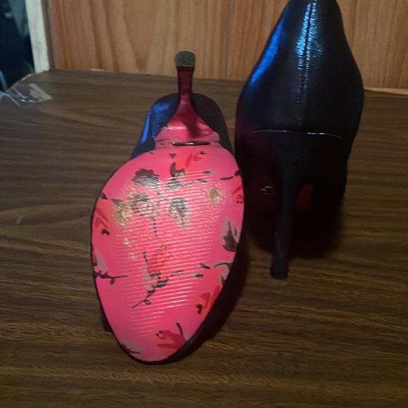 Betsey Johnson Designer Heels with Bows size 6. Super cute with pika dot heel!!! - Picture 5 of 6